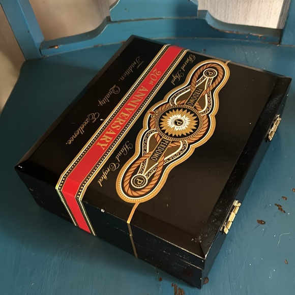Perdomo 20th Anniversary Maduro SOLID WOOD Cigar Box - Picture 11 of 12